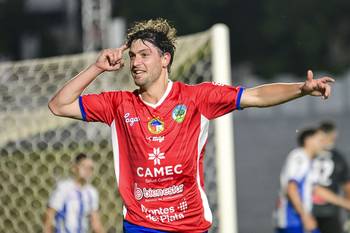 Joaquín Wigman, de Colonia Interior, el 17 de enero, durante el partido por la fecha 1 de la Confederación Sur, serie C, de la 22ª Copa Nacional de Selecciones, en el Campus Municipal Prof. Alberto Suppici. · Foto: Ignacio Dotti