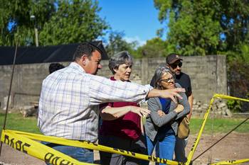 Pablo Parodi, Alicia Lusiardo y Mariana Mota en el cementerio de Carmelo, el 19 de enero. · Foto: Ignacio Dotti