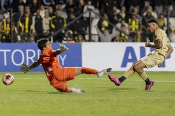 Facundo Machado, de Racing, y Brandon Álvarez, de Peñarol, el 19 de enero, en el Parque Viera. · Foto: Rodrigo Viera Amaral