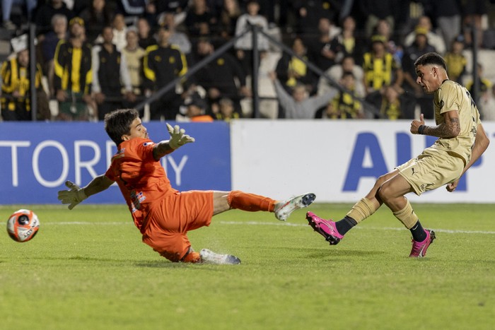 Facundo Machado, de Racing y Brandon Álvarez, de Peñarol, el 19 de enero, en el Parque Viera. · Foto: Rodrigo Viera Amaral