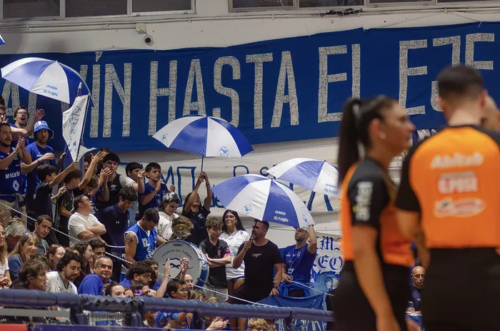 Hinchada de Malvín durante un partido ante Defensor Sporting (archivo). · Foto: Martin Hernández Müller