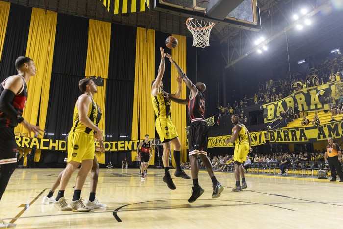 Nicola Pomoli, de Peñarol, y Rashad Hassan, de Welcome, el 20 de enero, en el Palacio Peñarol. · Foto: Rodrigo Viera Amaral