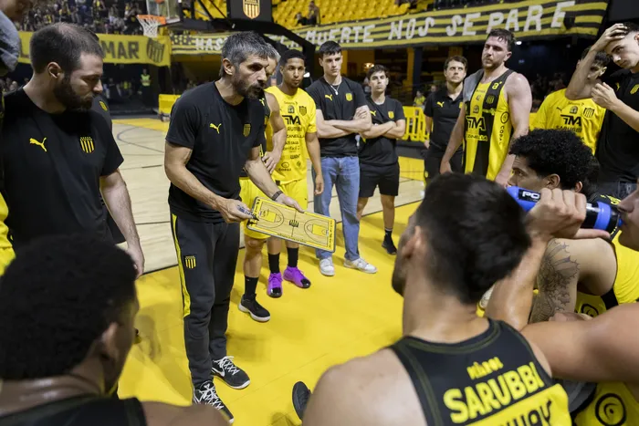 Leandro García Morales, entrenador de Peñarol, en el Palacio Cr. Gastón Güelfi (archivo). · Foto: Rodrigo Viera Amaral