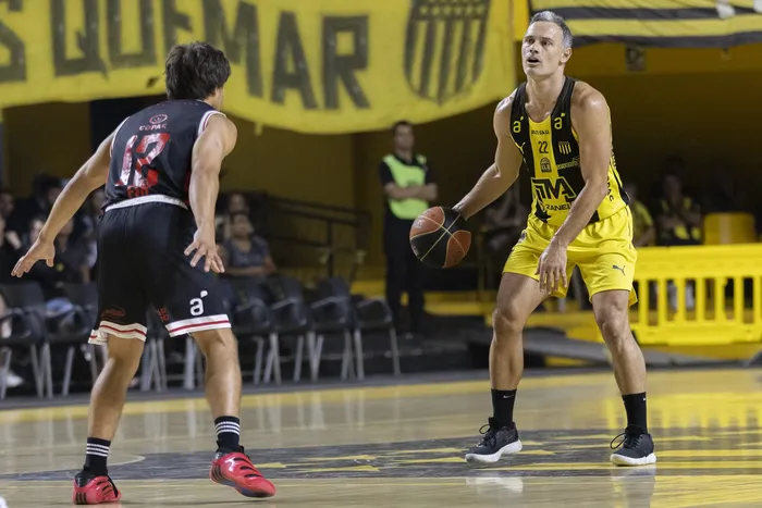 Federico Bavosi de Peñarol durante un partido por  Liga Uruguaya de Basquetbol ante Welcome (archivo, enero de 2026). · Foto: Rodrigo Viera Amaral