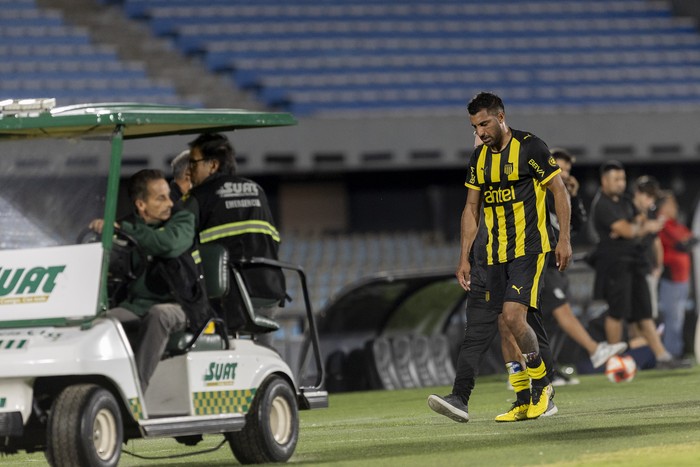 Maximiliano Olivera, de Peñarol, se retira lesionado, el 21 de enero, en el estadio Centenario. · Foto: Rodrigo Viera Amaral