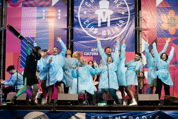 Murga Gente grande, el 19 de enero, en el tablado del Club Malvín · Foto: Martín Hernández Müller