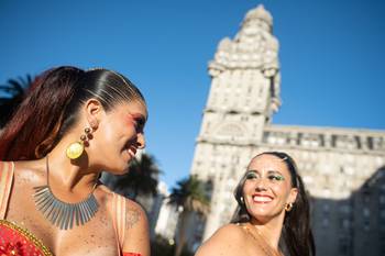 Plaza Independencia, el 22 de enero, previo al desfile inaugural del Carnaval, en Montevideo. · Foto: Gianni Schiaffarino
