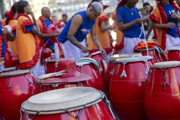 Previo al Desfile Inaugural de Carnaval, el 22 de enero, en la plaza Independencia. · Foto: Rodrigo Viera Amaral