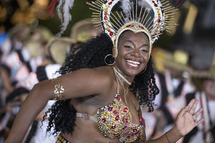 Andreina Cabrera, bailarina de Más que Lonjas, el jueves 22, durante el Desfile Inaugural de Carnaval 2026. · Foto: Gianni Schiaffarino