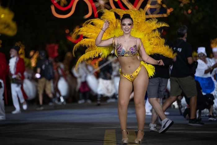 Comparsa Integración durante el Desfile Inaugural del Carnaval 2026. · Foto: Gianni Schiaffarino