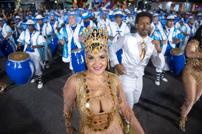 Comparsa La Sara del cordón durante el Desfile Inaugural del Carnaval 2026. · Foto: Gianni Schiaffarino