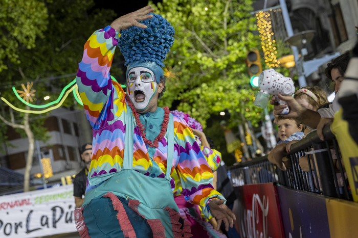 Murga La Mojigata durante el Desfile de Carnaval 2026. · Foto: Rodrigo Viera Amaral