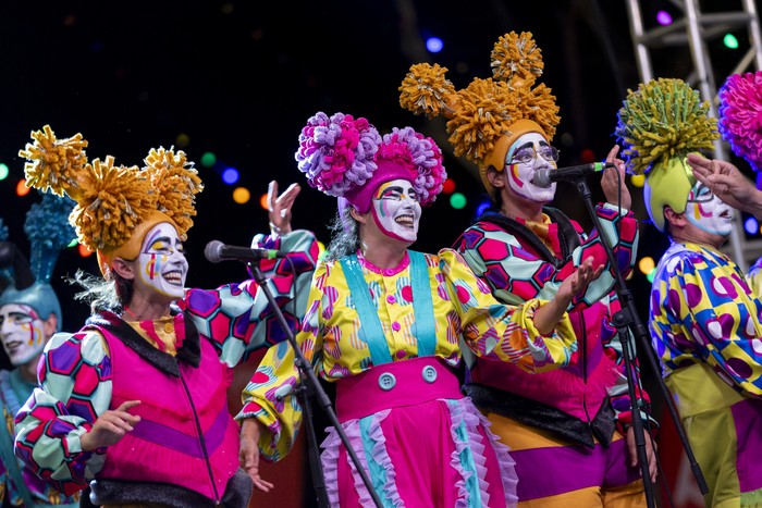 Murga A la Bartola durante el Desfile Inaugural de Carnaval 2026. · Foto: Rodrigo Viera Amaral