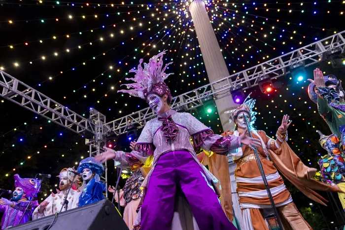 Murga A la Bartola durante el Desfile Inaugural de Carnaval 2026. · Foto: Rodrigo Viera Amaral