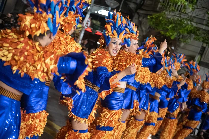 Revista Tabú, durante el Desfile Inaugural del Carnaval, en la avenida 18 de Julio de Montevideo (archivo, enero de 2026). · Foto: Gianni Schiaffarino