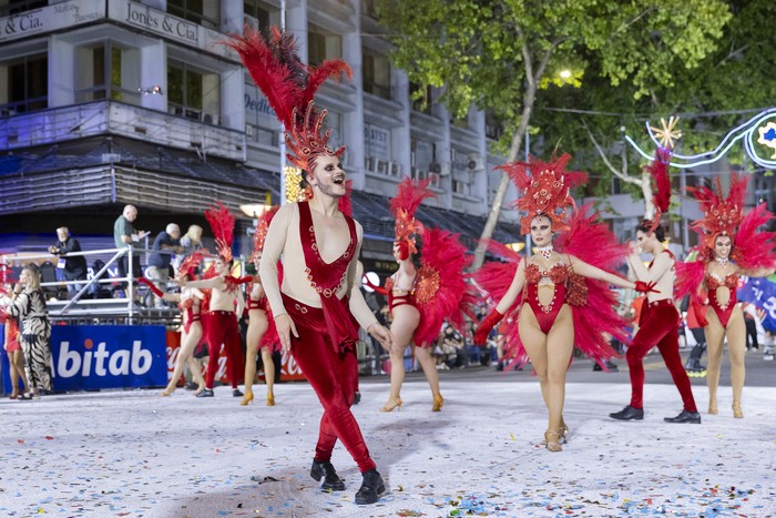 Revista Madame Gótica durante el Desfile Inaugural del Carnaval 2026. · Foto: Rodrigo Viera Amaral
