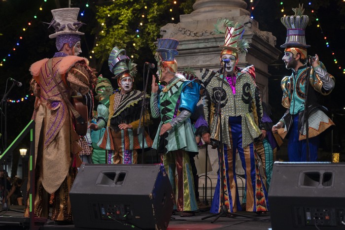 Murga Curtidores de Hongos durante el Desfile Inaugural de Carnaval 2026. · Foto: Laura Sosa