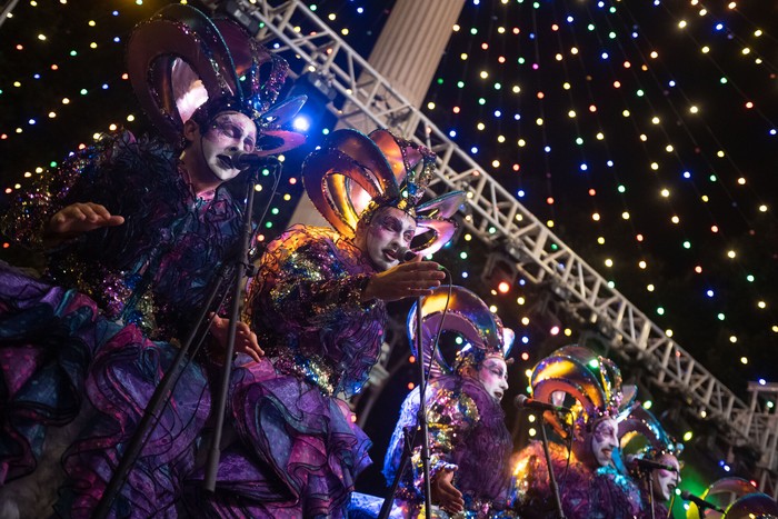 Murga Doña Bastarda, durante el Desfile Inaugural del Carnaval 2026,  el 22 de enero en el centro de Montevideo. · Foto: Gianni Schiaffarino
