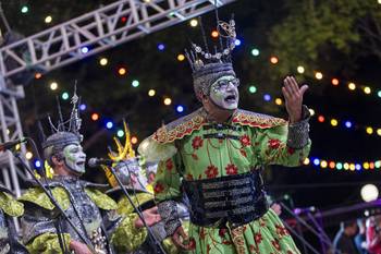 Diablos Verdes, durante el Desfile Inaugural de Carnaval, el 22 de enero, por la avenida 18 de Julio de Montevideo. · Foto: Rodrigo Viera Amaral