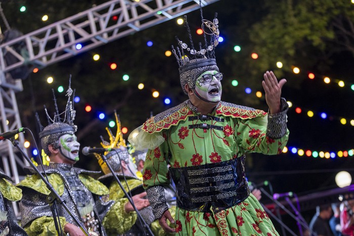 Diablos Verdes, durante el Desfila Inaugural de Carnaval, el 22 de enero, por la avenida 18 de Julio de Montevideo. · Foto: Rodrigo Viera Amaral