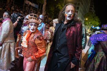 Edu Pitufo Lombardo y Raúl Castro, de Falta y Resto, durante el desfile inaugural de Carnaval 2026, en la Avenida 18 de Julio. · Foto: Gianni Schiaffarino