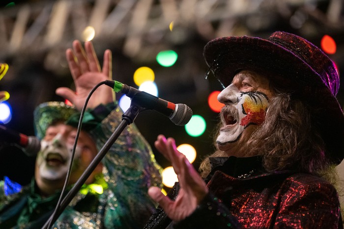 Raúl Castro, de Falta y Resto, el 22 de enero, durante el Desfile Inaugural del Carnaval, por la avenida 18 de Julio de Montevideo. · Foto: Gianni Schiaffarino