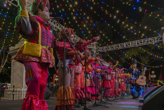 Cayó la cabra durante el Desfile Inaugural del Carnaval 2026. · Foto: Laura Sosa