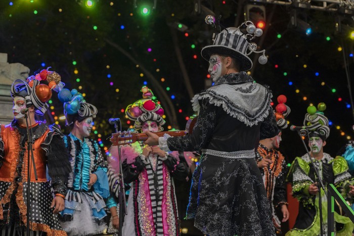 Murga Jardín del pueblo durante el Desfile Inaugural del Carnaval 2026. · Foto: Laura Sosa