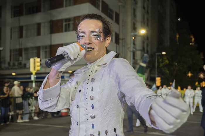 Momosapiens en el Desfile inaugural de Carnaval por 18 de julio · Foto: Laura Sosa