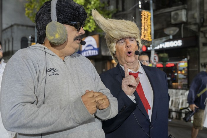 Horacio Rubino y Federico Pereyra, de parodistas Momosapiens, durante el Desfile Inaugural de Carnaval 2026. · Foto: Laura Sosa