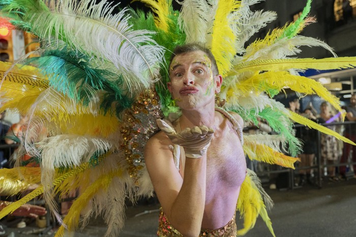 Rusito Gonzalez de parodistas Los Muchachos, durante el Desfile Inaugural de Carnaval 2026. · Foto: Laura Sosa