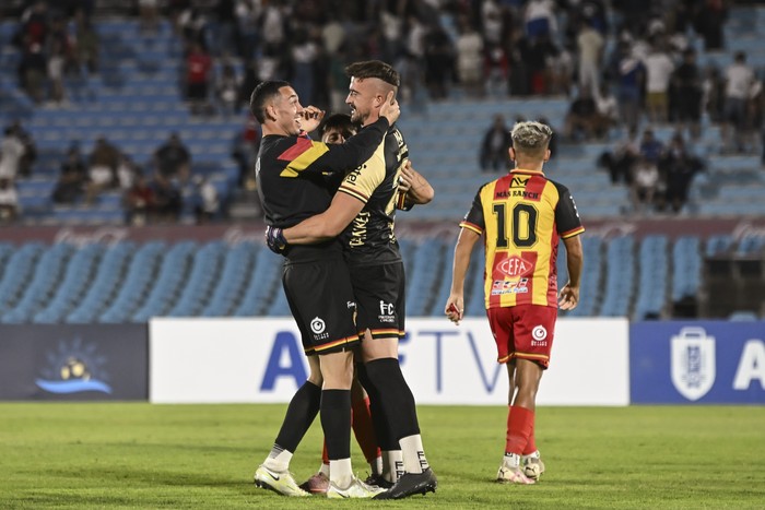 Jugadores  de Progreso, el 22 de enero, en el estadio Centenario. · Foto: María Vivanco
