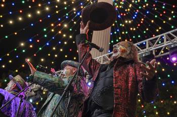 Murga Falta y Resto en el Desfile Inaugural por 18 de Julio. · Foto: Laura Sosa