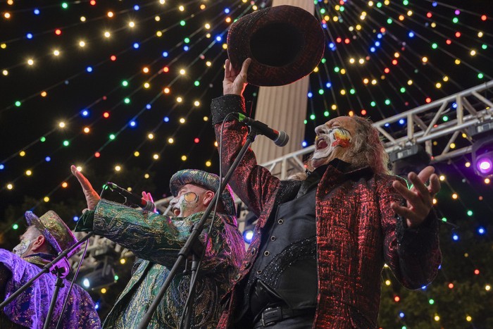 Murga Falta y Resto en el Desfile inaugural por 18 de julio · Foto: Laura Sosa