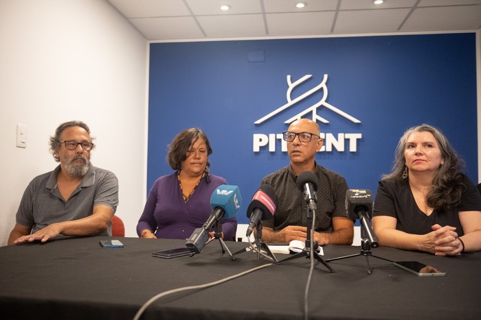 José Trinidade, de FUCVAM, Inés Barboza, de los Pueblos Originarios e integrantes del área indígena del PIT-CNT, Marcelo Abdala, del PIT-CNT, y Mercedes Romero, del Frente Amplio, el 26 de enero de 2026, en la sede del PITCNT. · Foto: Gianni Schiaffarino