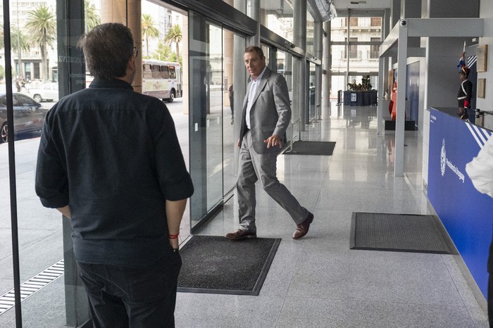 El ministro Gabriel Oddone cuando se retiraba de Torre Ejecutiva. · Foto: Alessandro Maradei