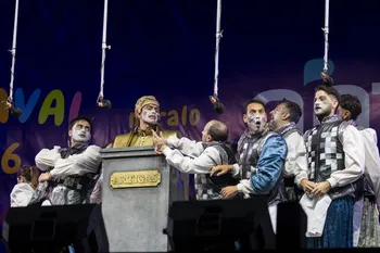 Murga Doña Bastarda, el 26 de enero, en el tablado del Velódromo. · Foto: Rodrigo Viera Amaral