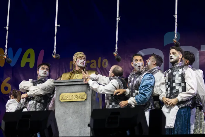 Murga Doña Bastarda, el 26 de enero, en el tablado del Velódromo. · Foto: Rodrigo Viera Amaral