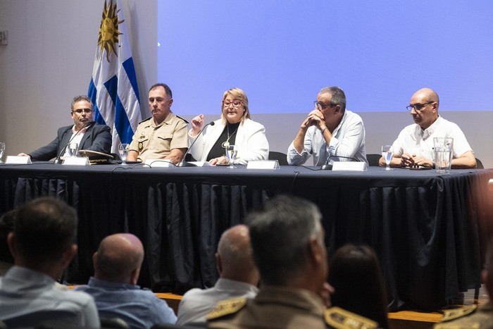 Ángel Fachinetti, Mario Stevenazzi, Sandra Lazo, Jaime Saavedra y Daniel Radío, el 27 de enero, durante la firma del convenio entre el Inisa y Defensa. · Foto: Alessandro Maradei