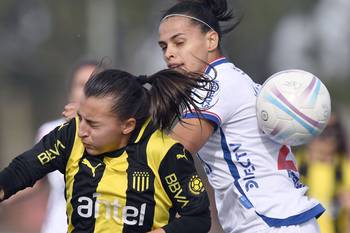 Guillermina Basso, de Peñarol, y Martha Figueredo, de Nacional, el 18 de mayo, en el Complejo Rentistas. · Foto: Fernando Morán, Agencia Gamba