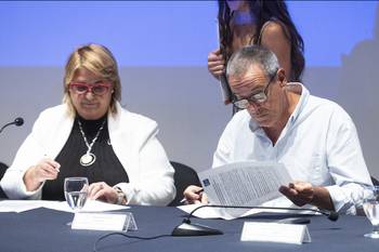 Sandra Lazo y Jaime Saavedra en la firma del convenio entre el Inisa y el Ministerio de Defensa, el 27 de enero. · Foto: Alessandro Maradei