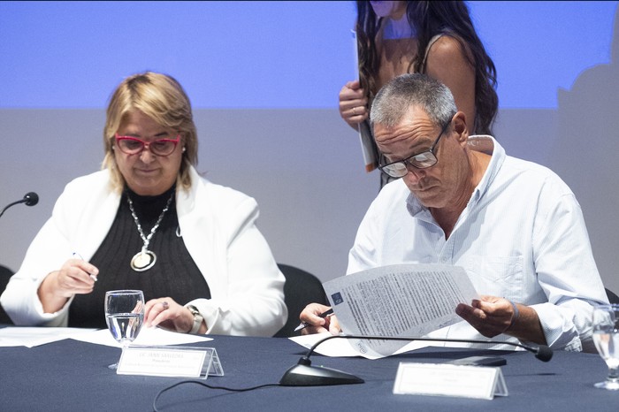 Sandra Lazo y Jaime Saavedra en la firma del convenio entre INISA y el Ministerio de Defensa. · Foto: Alessandro Maradei