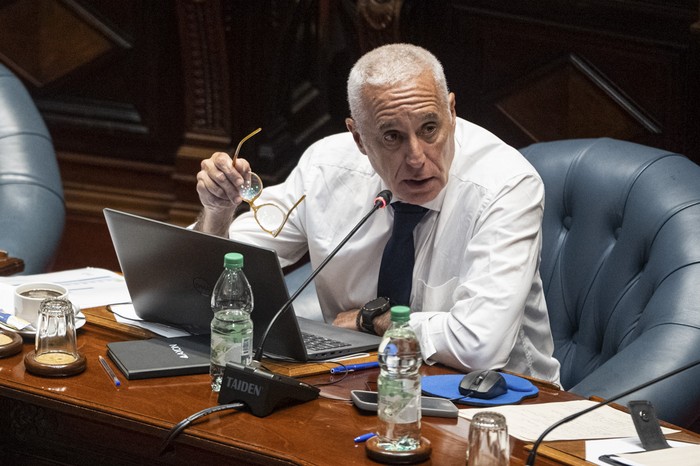El ministro Carlos Negro en la Comisión Permanente del parlamento. · Foto: Gianni Schiaffarino