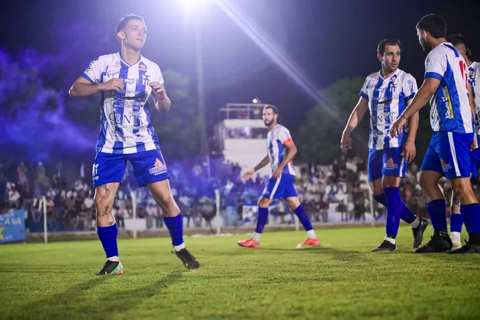 Jugadores de Colonia Capital antes del encuentro frente a las Ligas Federadas de Colonia, en la cancha de Nacional de Nueva Helvecia. (Archivo, enero de 2026). · Foto: Ignacio Dotti