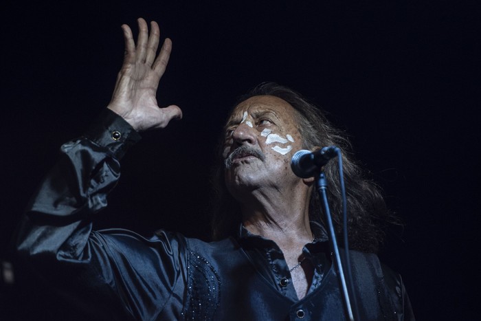 Raúl Castro durante una actuación de Falta y Resto en el tablado Nuevo Carrusel de Paso Molino (archivo, enero). · Foto: Diego Vila