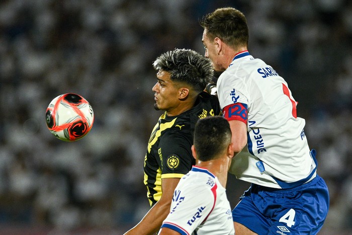 Matías Arezo, de Peñarol, y Sebastián Coates, de Nacional, el 1º de febrero, durante la final de la Supercopa, en el estadio Centenario. · Foto: Gianni Schiaffarino