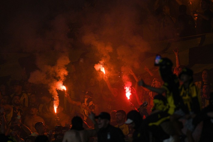 Hinchas de Peñarol, el 1 de febrero, en el estadio Centenario. · Foto: Rodrigo Viera Amaral