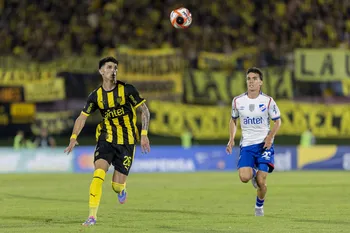 Andrés Madruga, de Peñarol, y Tomás Verón, de Nacional, el 1° de febrero por la Supercopa en el estadio Centenario. · Foto: Rodrigo Viera Amaral