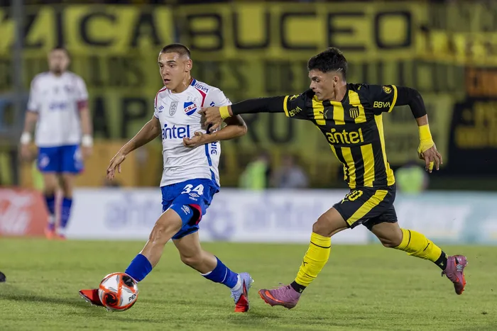 Fedeico Bais, de Nacional, y Kevin Rodríguez, de Peñarol, el 1° de febrero, por la Supercopa Uruguaya, en el estadio Centenario. · Foto: Rodrigo Viera Amaral
