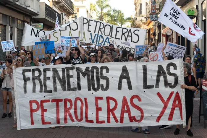 Movilización desde Plaza Independencia en contra del la prospección sísmica (archivo, febrero de 2026) · Foto: Martin Hernández Müller